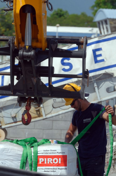 La fregate Nivose charge du fret humanitaire a destination du Mozambique