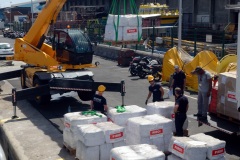 La fregate Nivose charge du fret humanitaire a destination du Mozambique