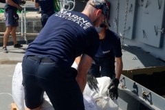 La fregate Nivose charge du fret humanitaire a destination du Mozambique