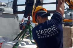 La fregate Nivose charge du fret humanitaire a destination du Mozambique