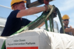 La fregate Nivose charge du fret humanitaire a destination du Mozambique