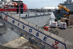 La fregate Nivose charge du fret humanitaire a destination du Mozambique