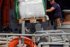 La fregate Nivose charge du fret humanitaire a destination du Mozambique