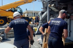 La fregate Nivose charge du fret humanitaire a destination du Mozambique