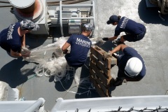 La fregate Nivose charge du fret humanitaire a destination du Mozambique