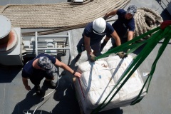 La fregate Nivose charge du fret humanitaire a destination du Mozambique