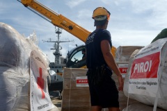 La fregate Nivose charge du fret humanitaire a destination du Mozambique