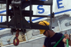 La fregate Nivose charge du fret humanitaire a destination du Mozambique