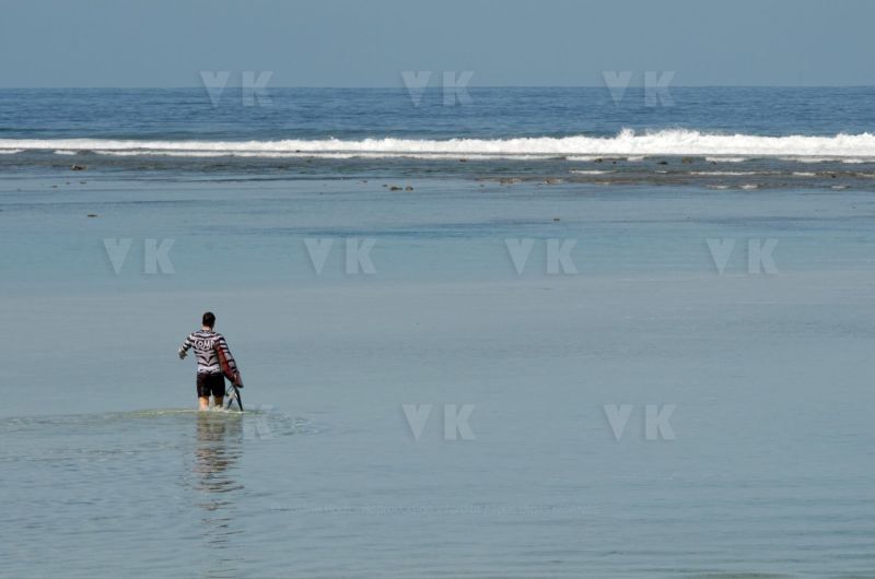 Pour terminer sa visite de 5 jours a La Reunion, la ministre de l'Outre-Mer Annick Girardin, a rencontre les familles des victimes d'attaque de requins et suivi une presentation et demonstration du dispositif vigie requin renforce sur la plage de l'Hermitage a Saint-Gilles-les-Bains.