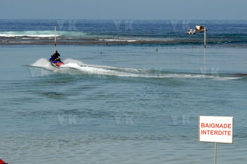 Pour terminer sa visite de 5 jours a La Reunion, la ministre de l'Outre-Mer Annick Girardin, a rencontre les familles des victimes d'attaque de requins et suivi une presentation et demonstration du dispositif vigie requin renforce sur la plage de l'Hermitage a Saint-Gilles-les-Bains.