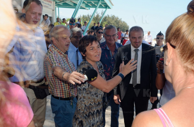 Pour terminer sa visite de 5 jours a La Reunion, la ministre de l'Outre-Mer Annick Girardin, a rencontre les familles des victimes d'attaque de requins et suivi une presentation et demonstration du dispositif vigie requin renforce sur la plage de l'Hermitage a Saint-Gilles-les-Bains.