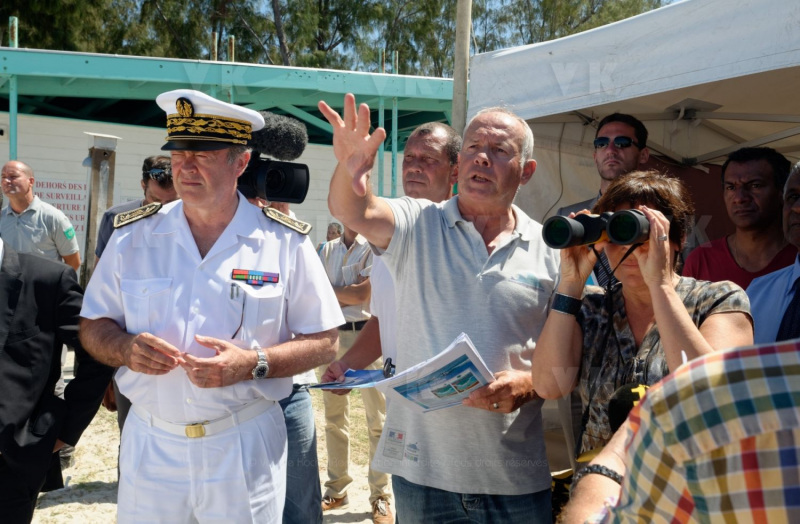 Pour terminer sa visite de 5 jours a La Reunion, la ministre de l'Outre-Mer Annick Girardin, a rencontre les familles des victimes d'attaque de requins et suivi une presentation et demonstration du dispositif vigie requin renforce sur la plage de l'Hermitage a Saint-Gilles-les-Bains.