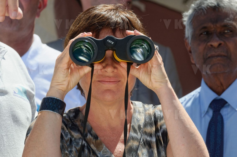 Pour terminer sa visite de 5 jours a La Reunion, la ministre de l'Outre-Mer Annick Girardin, a rencontre les familles des victimes d'attaque de requins et suivi une presentation et demonstration du dispositif vigie requin renforce sur la plage de l'Hermitage a Saint-Gilles-les-Bains.