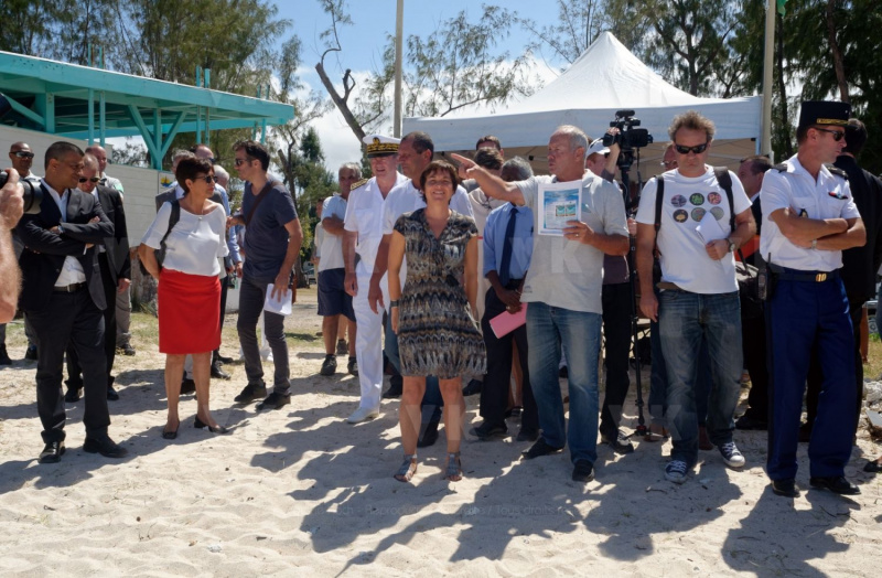 Pour terminer sa visite de 5 jours a La Reunion, la ministre de l'Outre-Mer Annick Girardin, a rencontre les familles des victimes d'attaque de requins et suivi une presentation et demonstration du dispositif vigie requin renforce sur la plage de l'Hermitage a Saint-Gilles-les-Bains.