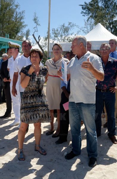 Pour terminer sa visite de 5 jours a La Reunion, la ministre de l'Outre-Mer Annick Girardin, a rencontre les familles des victimes d'attaque de requins et suivi une presentation et demonstration du dispositif vigie requin renforce sur la plage de l'Hermitage a Saint-Gilles-les-Bains.