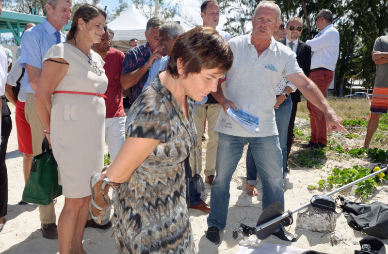 Pour terminer sa visite de 5 jours a La Reunion, la ministre de l'Outre-Mer Annick Girardin, a rencontre les familles des victimes d'attaque de requins et suivi une presentation et demonstration du dispositif vigie requin renforce sur la plage de l'Hermitage a Saint-Gilles-les-Bains.