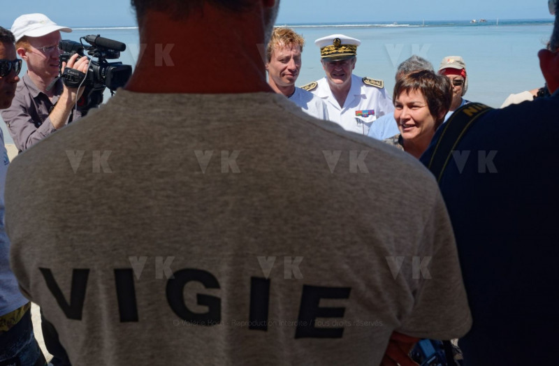 Pour terminer sa visite de 5 jours a La Reunion, la ministre de l'Outre-Mer Annick Girardin, a rencontre les familles des victimes d'attaque de requins et suivi une presentation et demonstration du dispositif vigie requin renforce sur la plage de l'Hermitage a Saint-Gilles-les-Bains.