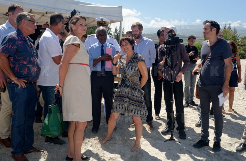 Pour terminer sa visite de 5 jours a La Reunion, la ministre de l'Outre-Mer Annick Girardin, a rencontre les familles des victimes d'attaque de requins et suivi une presentation et demonstration du dispositif vigie requin renforce sur la plage de l'Hermitage a Saint-Gilles-les-Bains.