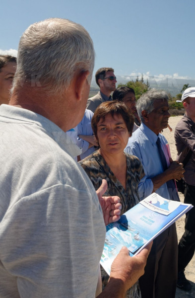 Pour terminer sa visite de 5 jours a La Reunion, la ministre de l'Outre-Mer Annick Girardin, a rencontre les familles des victimes d'attaque de requins et suivi une presentation et demonstration du dispositif vigie requin renforce sur la plage de l'Hermitage a Saint-Gilles-les-Bains.