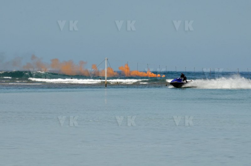 Pour terminer sa visite de 5 jours a La Reunion, la ministre de l'Outre-Mer Annick Girardin, a rencontre les familles des victimes d'attaque de requins et suivi une presentation et demonstration du dispositif vigie requin renforce sur la plage de l'Hermitage a Saint-Gilles-les-Bains.