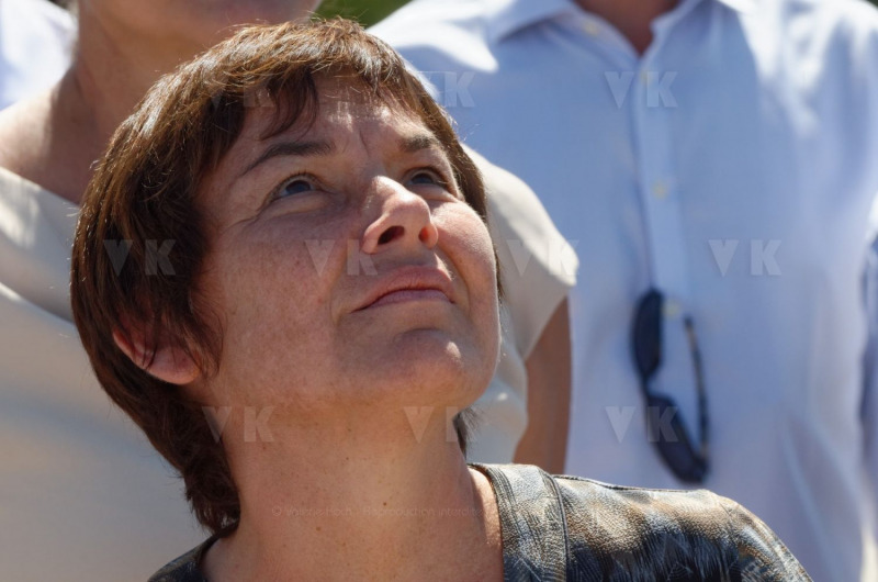 Pour terminer sa visite de 5 jours a La Reunion, la ministre de l'Outre-Mer Annick Girardin, a rencontre les familles des victimes d'attaque de requins et suivi une presentation et demonstration du dispositif vigie requin renforce sur la plage de l'Hermitage a Saint-Gilles-les-Bains.