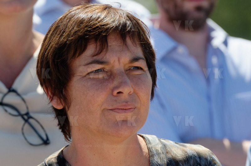 Pour terminer sa visite de 5 jours a La Reunion, la ministre de l'Outre-Mer Annick Girardin, a rencontre les familles des victimes d'attaque de requins et suivi une presentation et demonstration du dispositif vigie requin renforce sur la plage de l'Hermitage a Saint-Gilles-les-Bains.