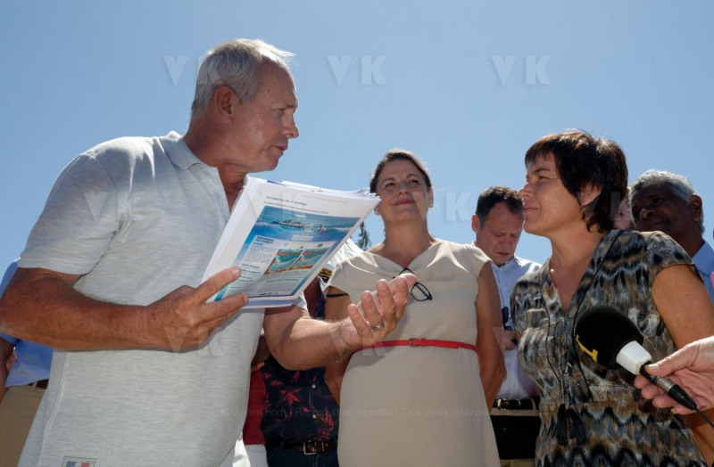 Pour terminer sa visite de 5 jours a La Reunion, la ministre de l'Outre-Mer Annick Girardin, a rencontre les familles des victimes d'attaque de requins et suivi une presentation et demonstration du dispositif vigie requin renforce sur la plage de l'Hermitage a Saint-Gilles-les-Bains.