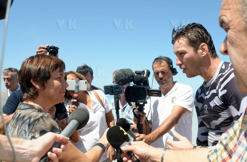 Pour terminer sa visite de 5 jours a La Reunion, la ministre de l'Outre-Mer Annick Girardin, a rencontre les familles des victimes d'attaque de requins et suivi une presentation et demonstration du dispositif vigie requin renforce sur la plage de l'Hermitage a Saint-Gilles-les-Bains.