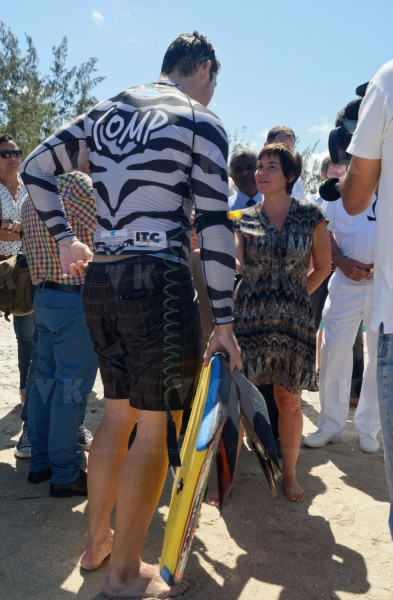 Pour terminer sa visite de 5 jours a La Reunion, la ministre de l'Outre-Mer Annick Girardin, a rencontre les familles des victimes d'attaque de requins et suivi une presentation et demonstration du dispositif vigie requin renforce sur la plage de l'Hermitage a Saint-Gilles-les-Bains.