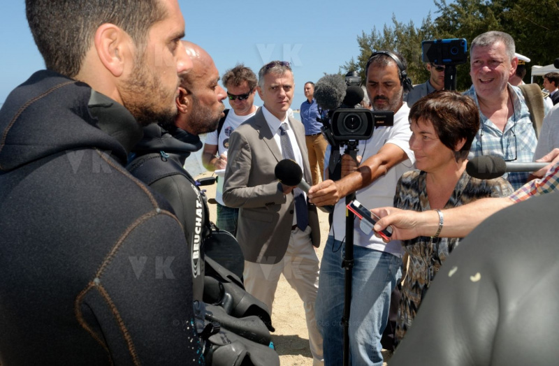 Pour terminer sa visite de 5 jours a La Reunion, la ministre de l'Outre-Mer Annick Girardin, a rencontre les familles des victimes d'attaque de requins et suivi une presentation et demonstration du dispositif vigie requin renforce sur la plage de l'Hermitage a Saint-Gilles-les-Bains.
