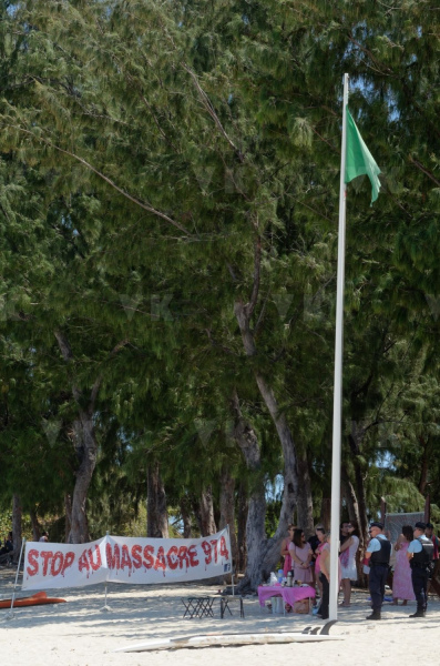Pour terminer sa visite de 5 jours a La Reunion, la ministre de l'Outre-Mer Annick Girardin, a rencontre les familles des victimes d'attaque de requins et suivi une presentation et demonstration du dispositif vigie requin renforce sur la plage de l'Hermitage a Saint-Gilles-les-Bains.