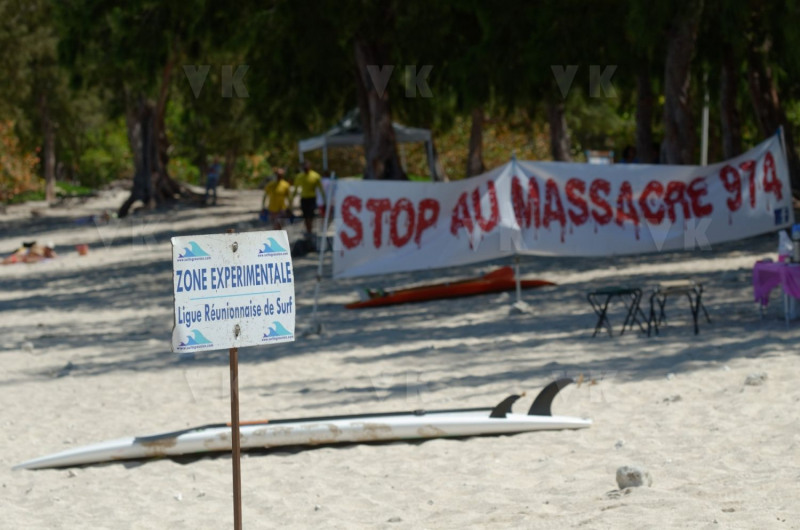Pour terminer sa visite de 5 jours a La Reunion, la ministre de l'Outre-Mer Annick Girardin, a rencontre les familles des victimes d'attaque de requins et suivi une presentation et demonstration du dispositif vigie requin renforce sur la plage de l'Hermitage a Saint-Gilles-les-Bains.