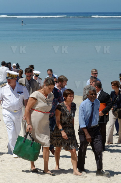 Pour terminer sa visite de 5 jours a La Reunion, la ministre de l'Outre-Mer Annick Girardin, a rencontre les familles des victimes d'attaque de requins et suivi une presentation et demonstration du dispositif vigie requin renforce sur la plage de l'Hermitage a Saint-Gilles-les-Bains.