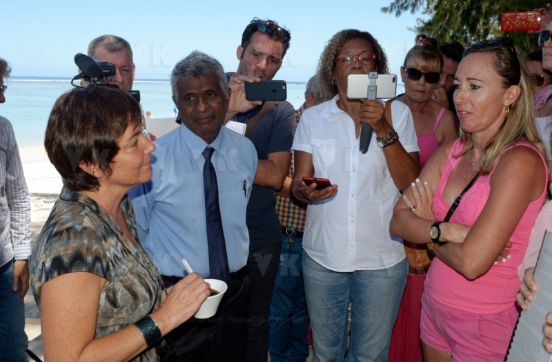 Pour terminer sa visite de 5 jours a La Reunion, la ministre de l'Outre-Mer Annick Girardin, a rencontre les familles des victimes d'attaque de requins et suivi une presentation et demonstration du dispositif vigie requin renforce sur la plage de l'Hermitage a Saint-Gilles-les-Bains.