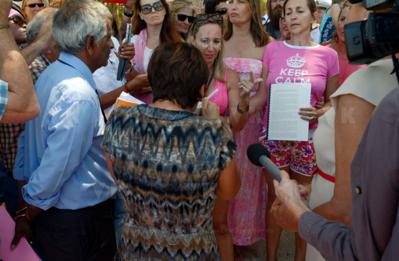 Pour terminer sa visite de 5 jours a La Reunion, la ministre de l'Outre-Mer Annick Girardin, a rencontre les familles des victimes d'attaque de requins et suivi une presentation et demonstration du dispositif vigie requin renforce sur la plage de l'Hermitage a Saint-Gilles-les-Bains.