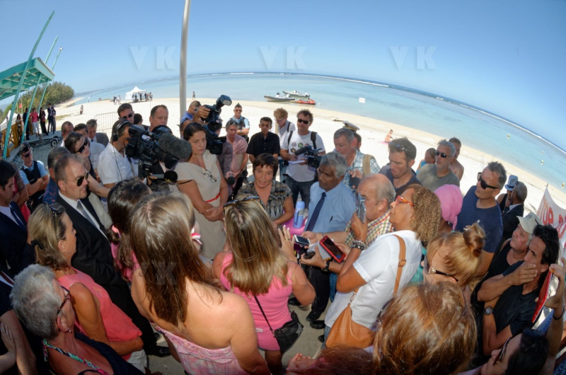 Pour terminer sa visite de 5 jours a La Reunion, la ministre de l'Outre-Mer Annick Girardin, a rencontre les familles des victimes d'attaque de requins et suivi une presentation et demonstration du dispositif vigie requin renforce sur la plage de l'Hermitage a Saint-Gilles-les-Bains.