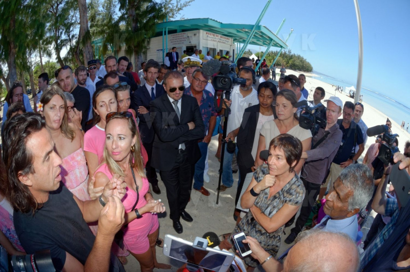 Pour terminer sa visite de 5 jours a La Reunion, la ministre de l'Outre-Mer Annick Girardin, a rencontre les familles des victimes d'attaque de requins et suivi une presentation et demonstration du dispositif vigie requin renforce sur la plage de l'Hermitage a Saint-Gilles-les-Bains.
