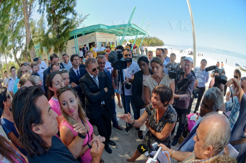 Pour terminer sa visite de 5 jours a La Reunion, la ministre de l'Outre-Mer Annick Girardin, a rencontre les familles des victimes d'attaque de requins et suivi une presentation et demonstration du dispositif vigie requin renforce sur la plage de l'Hermitage a Saint-Gilles-les-Bains.