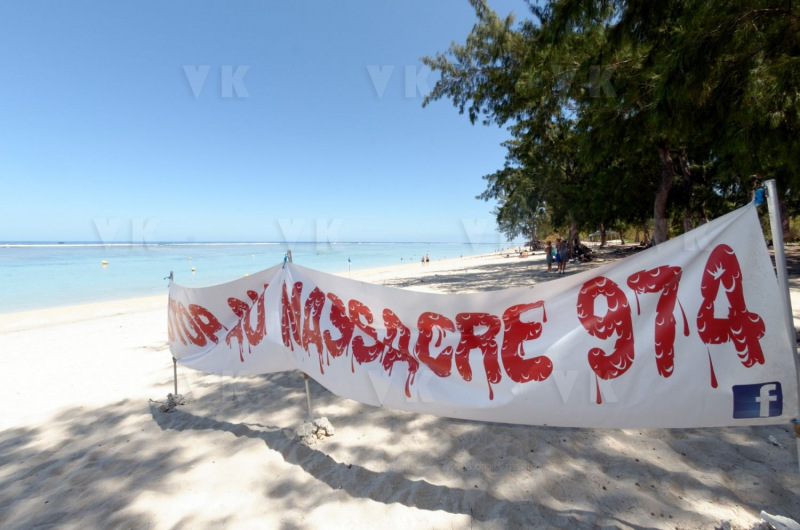 Pour terminer sa visite de 5 jours a La Reunion, la ministre de l'Outre-Mer Annick Girardin, a rencontre les familles des victimes d'attaque de requins et suivi une presentation et demonstration du dispositif vigie requin renforce sur la plage de l'Hermitage a Saint-Gilles-les-Bains.