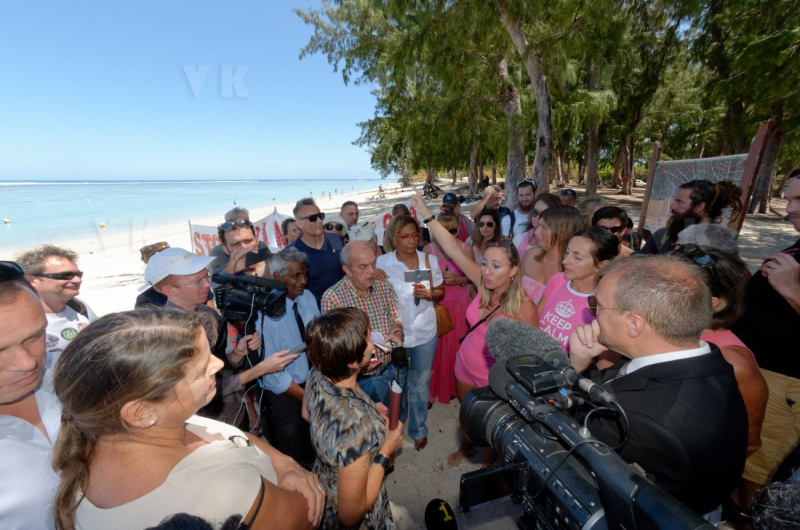 Pour terminer sa visite de 5 jours a La Reunion, la ministre de l'Outre-Mer Annick Girardin, a rencontre les familles des victimes d'attaque de requins et suivi une presentation et demonstration du dispositif vigie requin renforce sur la plage de l'Hermitage a Saint-Gilles-les-Bains.