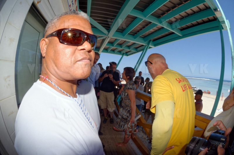 Pour terminer sa visite de 5 jours a La Reunion, la ministre de l'Outre-Mer Annick Girardin, a rencontre les familles des victimes d'attaque de requins et suivi une presentation et demonstration du dispositif vigie requin renforce sur la plage de l'Hermitage a Saint-Gilles-les-Bains.