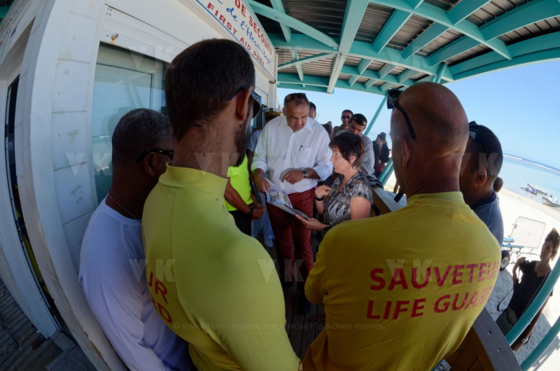 Pour terminer sa visite de 5 jours a La Reunion, la ministre de l'Outre-Mer Annick Girardin, a rencontre les familles des victimes d'attaque de requins et suivi une presentation et demonstration du dispositif vigie requin renforce sur la plage de l'Hermitage a Saint-Gilles-les-Bains.