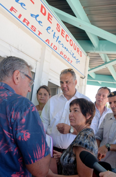 Pour terminer sa visite de 5 jours a La Reunion, la ministre de l'Outre-Mer Annick Girardin, a rencontre les familles des victimes d'attaque de requins et suivi une presentation et demonstration du dispositif vigie requin renforce sur la plage de l'Hermitage a Saint-Gilles-les-Bains.