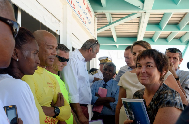 Pour terminer sa visite de 5 jours a La Reunion, la ministre de l'Outre-Mer Annick Girardin, a rencontre les familles des victimes d'attaque de requins et suivi une presentation et demonstration du dispositif vigie requin renforce sur la plage de l'Hermitage a Saint-Gilles-les-Bains.
