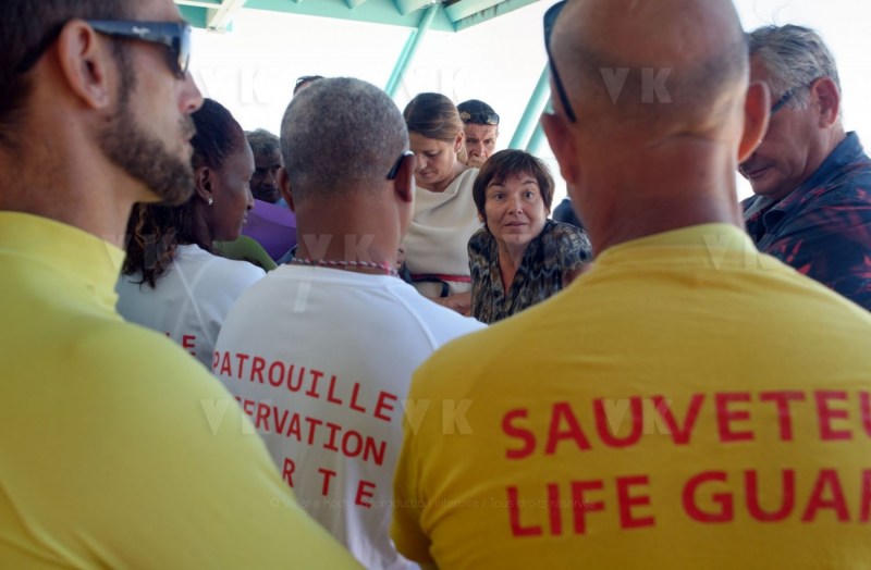 Pour terminer sa visite de 5 jours a La Reunion, la ministre de l'Outre-Mer Annick Girardin, a rencontre les familles des victimes d'attaque de requins et suivi une presentation et demonstration du dispositif vigie requin renforce sur la plage de l'Hermitage a Saint-Gilles-les-Bains.