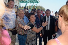 Pour terminer sa visite de 5 jours a La Reunion, la ministre de l'Outre-Mer Annick Girardin, a rencontre les familles des victimes d'attaque de requins et suivi une presentation et demonstration du dispositif vigie requin renforce sur la plage de l'Hermitage a Saint-Gilles-les-Bains.