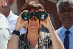 Pour terminer sa visite de 5 jours a La Reunion, la ministre de l'Outre-Mer Annick Girardin, a rencontre les familles des victimes d'attaque de requins et suivi une presentation et demonstration du dispositif vigie requin renforce sur la plage de l'Hermitage a Saint-Gilles-les-Bains.