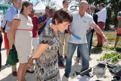 Pour terminer sa visite de 5 jours a La Reunion, la ministre de l'Outre-Mer Annick Girardin, a rencontre les familles des victimes d'attaque de requins et suivi une presentation et demonstration du dispositif vigie requin renforce sur la plage de l'Hermitage a Saint-Gilles-les-Bains.