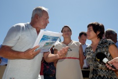Pour terminer sa visite de 5 jours a La Reunion, la ministre de l'Outre-Mer Annick Girardin, a rencontre les familles des victimes d'attaque de requins et suivi une presentation et demonstration du dispositif vigie requin renforce sur la plage de l'Hermitage a Saint-Gilles-les-Bains.