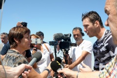 Pour terminer sa visite de 5 jours a La Reunion, la ministre de l'Outre-Mer Annick Girardin, a rencontre les familles des victimes d'attaque de requins et suivi une presentation et demonstration du dispositif vigie requin renforce sur la plage de l'Hermitage a Saint-Gilles-les-Bains.